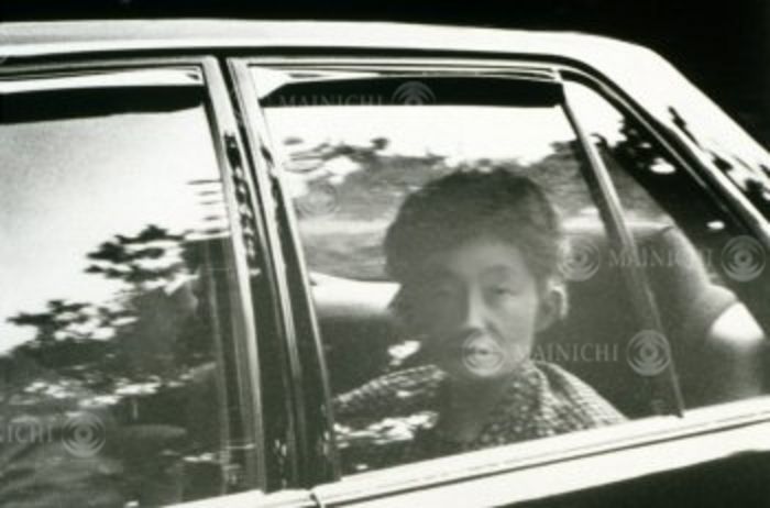 Atsuko Ikeda Atsuko Ikeda  formerly Atsuko Jungu  Emperor Hirohito rushed to the Imperial Palace on the news of his critical condition.   Atsuko Ikeda  fourth daughter  rushed to the Imperial Palace upon hearing the news that the Emperor was in critical condition. ......Atsuko Ikeda  fourth daughter  came to Tokyo by air from Okayama City. ...... Photos all taken at the Imperial Palace on September 20  Around 10 p.m. on the 19th, the previous day, Emperor Hirohito  posthumous name: Emperor Showa  suddenly became ill with massive hematemesis. The previous day, Emperor Hirohito  posthumous title: Emperor Showa  vomited a large amount of blood and suddenly became ill, and she and her husband, Takamasa Ikeda, Director of the Ikeda Zoo, flew from Okayama City to Tokyo to visit him. by Mainichi Newspaper AFLO   2400 .
