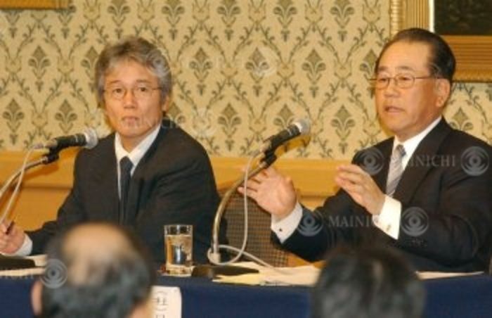 BSE infection in U.S. cattle Chairman Yokokawa and First Vice Chairman Abe of the Japan Food Service Association hold an emergency meeting, (Photo by Mainichi Newspaper/AFLO) [2400].