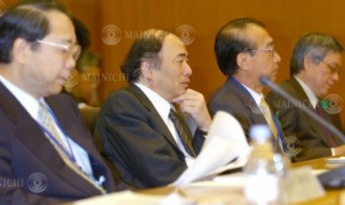 BSE: Resumption of U.S. Beef Imports to be Concluded by August? Director General of the Economic Bureau of the Ministry of Foreign Affairs (second from left) and others at the Japan-U.S. BSE Conference, (Photo by Mainichi Newspaper/AFLO) [2400].