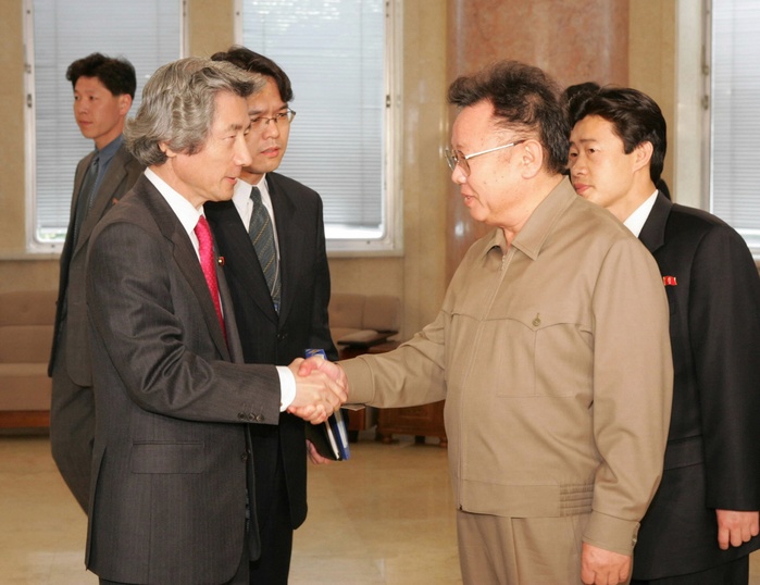 Prime Minister Koizumi visits North Korea for the second time Summit meeting with Kim Jong Il Prime Minister Koizumi meets Kim Jong Il, demands return of eight family members, urges resolution of abduction issue, shakes hands ahead of Japan North Korea summit,  Photo by Mainichi Newspaper AFLO   2400 
