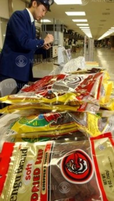 U.S. beef jerky confiscated after U.S. cattle were infected with BSE? Narita Airport, (Photo by Mainichi Newspaper/AFLO) [2400].