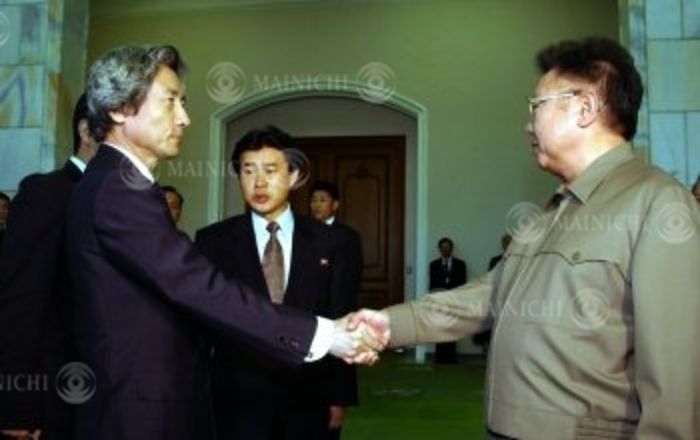 Junichiro Koizumi  September 17, 2002  Prime Minister Junichiro Koizumi shakes hands with Kim Jong Il before visiting North Korea for talks,  Photo by Mainichi Newspaper AFLO   2400 .