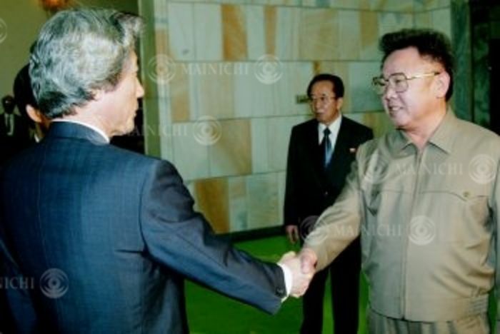 Junichiro Koizumi  September 17, 2002  Junichiro Koizumi  right , Prime Minister of Japan, shakes hands with Kim Jong Il, General Secretary of North Korea, prior to his visit to Japan, ahead of a Japan North Korea summit meeting,  Photo by Mainichi Newspaper AFLO   2400 .