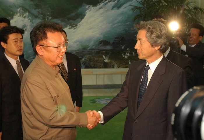 Junichiro Koizumi  September 17, 2002  Prime Minister Junichiro Koizumi shakes hands with Kim Jong Il  left  after their summit meeting,  Photo by Mainichi Newspaper AFLO   2400 .