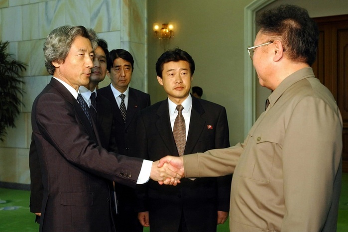 Junichiro Koizumi  September 17, 2002  Prime Minister Junichiro Koizumi shakes hands with North Korean leader Kim Jong Il before visiting Japan for talks,  Photo by Mainichi Newspaper AFLO   2400 .