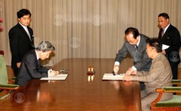 Junichiro Koizumi  September 17, 2002  North Korean leader Kim Jong il signs the Pyongyang Declaration during Prime Minister Junichiro Koizumi s visit to Japan  Reporter s Eye ,  Photo by Mainichi Newspaper AFLO   2400 .