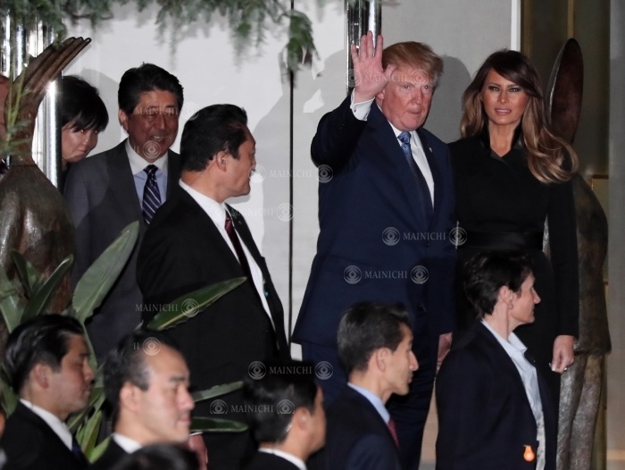 First visit to Japan by U.S. President Trump Dining with Prime Minister Abe in Ginza U.S. President Trump  second from right  leaves a restaurant after dining with Prime Minister Shinzo Abe  second from left . On the far right is his wife Melania, photographed by Masahiro Ogawa at 9:07 p.m. on November 5, 2017 in Chuo ku, Tokyo.