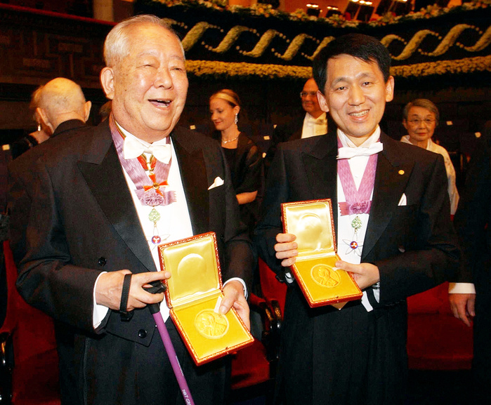 Masatoshi Koshiba Koichi Tanaka  December 10, 2002  Masatoshi Koshiba  left  and Koichi Tanaka smile with their medals at the Nobel Prize ceremony. Masatoshi Koshiba  left  and Koichi Tanaka smile with their medals at the Concert Hall in Stockholm at 5:49 p.m. on October 10.