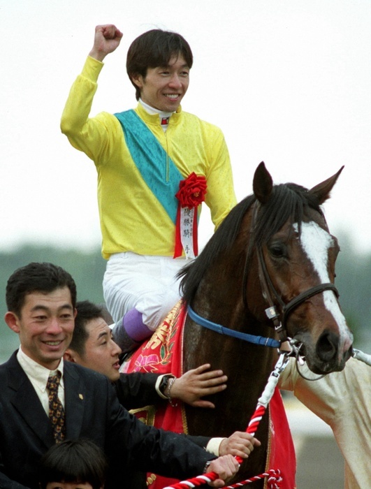 2002 Japan Derby  G1  Tanino Gimlet, winner Yasuo Tomomichi, Tanino Gimlet  Yutaka Take , MAY 26, 2002   Horse Racing : Tanino Gimlet, the favorite, wins the 69th Japan Derby. Yutaka Take, the rider of Tanino Gimlet, won his third Derby, the most in history.