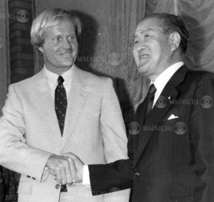 Yoshiyuki Suzuki  1980  Prime Minister Yoshiyuki Suzuki, paid a courtesy visit by professional golfer Jack Nicklaus,  Photo by Mainichi Newspaper AFLO   2400 .