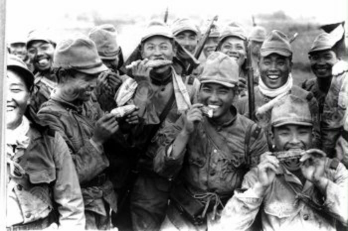 Sino Japanese War Wuhan Operation  October 1938  Japan China War, Wuhan invasion, smiling soldiers with corn in their mouths,  Photo by Mainichi Newspaper AFLO   2400 .
