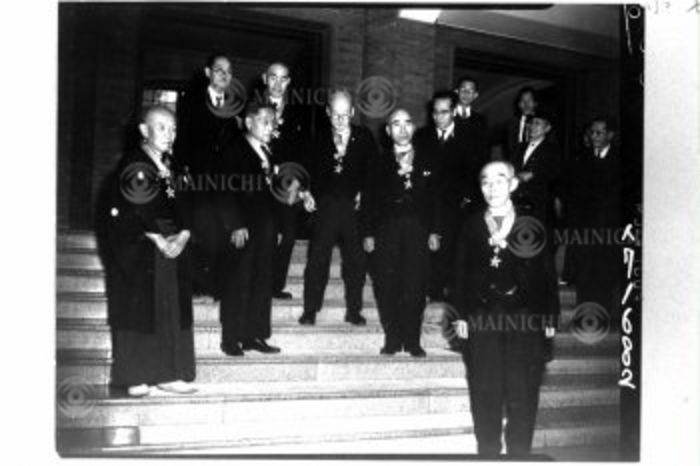 Recipients of the 1950 Order of Culture, from left to right: Kobayashi Kokei, Masamune Hakucho, Doi Bansui, Fujii Kenjiro, Mishima Tokushichi, Makino Eiichi (Photo by Mainichi Newspaper/AFLO) [2400].