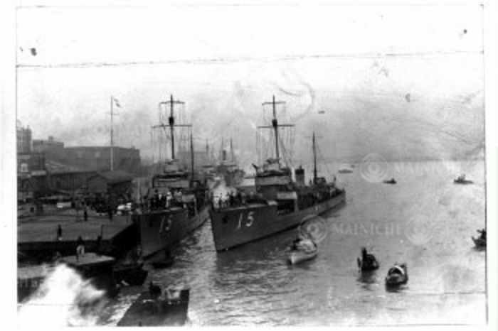 Destroyer arrives at the OSK wharf after the First Shanghai Incident, (Photo by Mainichi Newspaper/AFLO) [2400].