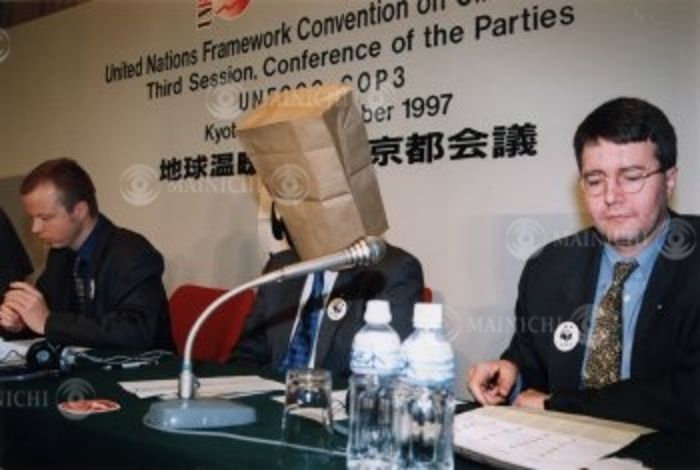 Kyoto Conference on Global Warming Prevention  December 1, 1997  In a press conference at the Kyoto Conference on Climate Change, Michael Rae wore a paper bag to the WWF conference, saying he was  embarrassed  that his home country Australia scored the lowest in the report card on global warming prevention efforts, along with the United States and Canada. Michael Rae  Photo by Mainichi Newspaper AFLO   2400 .
