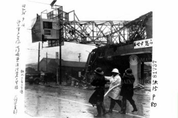 Typhoon No. 18 in 1961  Second Muroto Typhoon  September 16, 1961  Second Muroto Typhoon Osaka Joto Fire Station watchtower collapses,  Photo by Mainichi Newspaper AFLO   2400 .