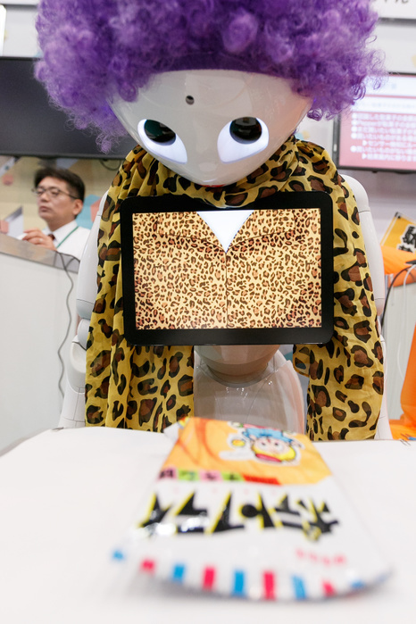 SoftBank Robot World 2017 SoftBank s humanoid robot Pepper scans a candy during SoftBank Robot World 2017 on November 21, 2017, Tokyo, Japan. SoftBank Robotics organized SoftBank Robot World 2017 to introduce AI  Artificial Intelligence  and IoT  the Internet of Things  companies developing the latest technology for robots, including applications its humanoid robot Pepper in various business fields. The robot expo runs until November 22.  Photo by Rodrigo Reyes Marin AFLO 