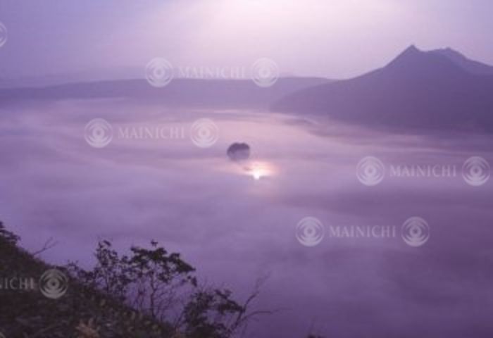 Dawn at misty Lake Mashu, Hokkaido, (Photo by Mainichi Newspaper/AFLO) [2400].
