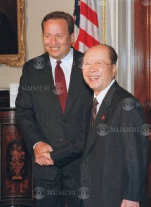 Kiichi Miyazawa  1999  Japan s Gap with U.S. Remains Unresolved. U.S. Treasury Secretary John Summers and Finance Minister Kiichi Miyazawa shake hands at the Japan U.S. Finance Minister s meeting,  Photo by Mainichi Newspaper AFLO   2400 .
