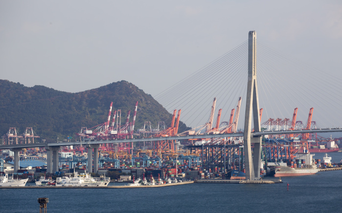 The Busan Harbor Bridge and the Busan Port are seen in Busan Busan Harbor Bridge and Busan Port, Nov 15, 2017 : The Busan Harbor Bridge and the Busan Port  Busan North Port  are seen in Busan, about 420 km  261 miles  southeast of Seoul, South Korea. During the 1950 53 Korean War, Busan became the home of millions of refugees who fled to the temporary capital of South Korea.  Photo by Lee Jae Won AFLO   SOUTH KOREA 
