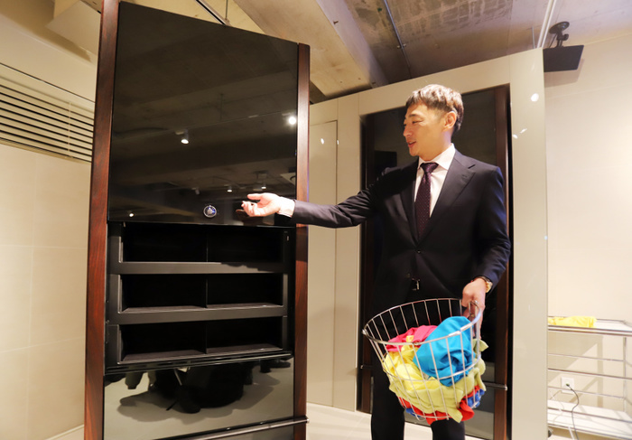 Laundry folding robot  Laundroid  launch postponed. November 28, 2017, Tokyo, Japan   Japan s high tech venture Seven Dreamers Laboratories president Shinichi Sakane demonstrates a prototype of a laundry folding and sorting robot  Laundroid  at the company s showroom in Tokyo on Tuesday, November 28, 2017. The company is expecting to launch the world s first laundry folding machine on the market next year with the price of 1.85 million yen.       Photo by Yoshio Tsunoda AFLO  LWX  ytd  