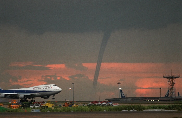 Atmospheric instability, tornadoes in Tokyo, Thunderstorms in Kanto Koshin region, Tornadoes in Tokyo Bay at Haneda Airport in Tokyo at 5:57 p.m., July 7 (Photo by Mikio Takeuchi) Mainichi Newspaper/AFLO) [2400].