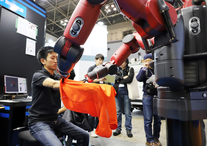 2017 International Robot Exhibition November 29, 2017, Tokyo, Japan   Japan s Kyushu University professorTomohiro Shibata demonstrates a closing assist robot using a dual arm industrial robot at the International Robot Exhibition 2017  in Tokyo on Wednesday, November 29, 2017. Some 600 companies and 2,700 organizations exhibited their latest robot technologies at a four day exhibition.       Photo by Yoshio Tsunoda AFLO  LWX  ytd