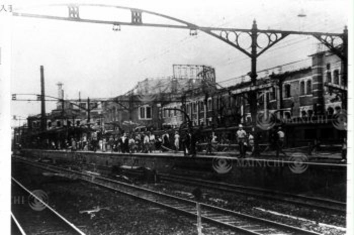 Burnt ruins and bomb destroyed Tokyo Station platform Burnt ruins of Tokyo Station platform, destroyed by bombing. The roof of the platform station building has also been burned off   Tokyo Station, September 23, 1945  Photo by Mainichi Newspaper AFLO   2400 .