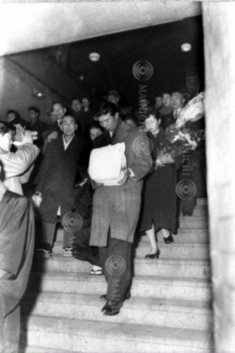 The remains of Fumitaka Konoe, who died in prison near Moscow, are returned. The remains of Fumimaro Konoe s eldest son, who died in the Ivanovo camp near Moscow, arrive at Tokyo Station, with Masako s widow at right   Tokyo Station, December 28, 1956  Photo by Mainichi Newspaper AFLO   2400 .