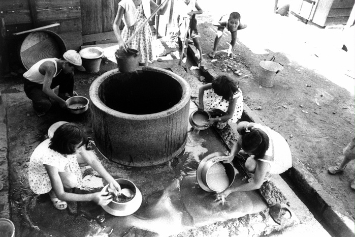 Children preparing food at a well, taken Sept. 16, 1957 (Photo by Mainichi Newspaper/AFLO) [2400].