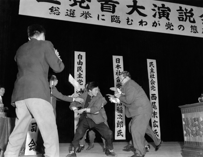 Grand Prize, World Press Photo Contest, 1961 Inajiro Asanuma, stabbed to death at a standing speech,  Photo by Mainichi Newspaper AFLO   2400 .