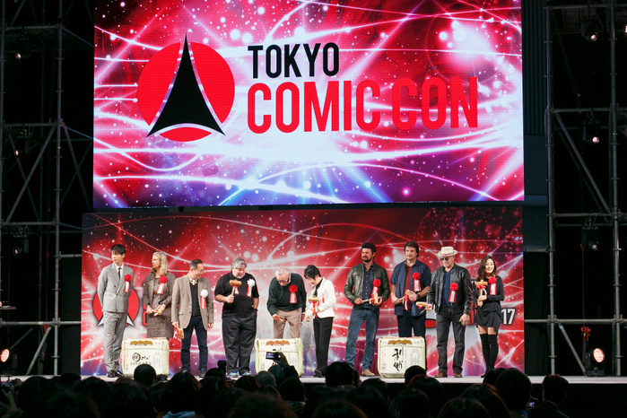 Tokyo Comic Con 2017 Apple co founder Steve Wozniak  C L , comic book writer Stan Lee  C , actors Karl Urban  4th from R , Nathan Fillion, Michael Rooker  2nd from R  and Karen Fukuhara  R , hit the top led of the sake barrel for good luck during the opening ceremony for the Tokyo Comic Con 2017 at Makuhari Messe International Exhibition Hall on December 1, 2017, Tokyo, Japan. This is the second year that San Diego Comic Con International held the event in Japan. Tokyo Comic Con runs from December 1 to 3.  Photo by Rodrigo Reyes Marin AFLO 