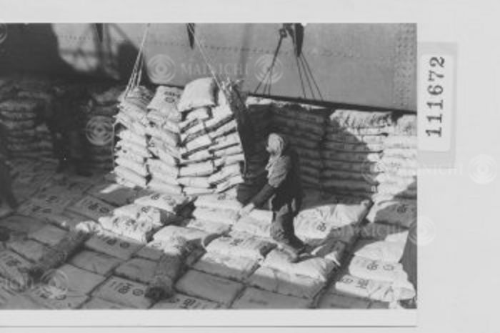 Beet sugar being loaded onto a ship at Otaru Port, (Photo by Mainichi Newspaper/AFLO) [2400].
