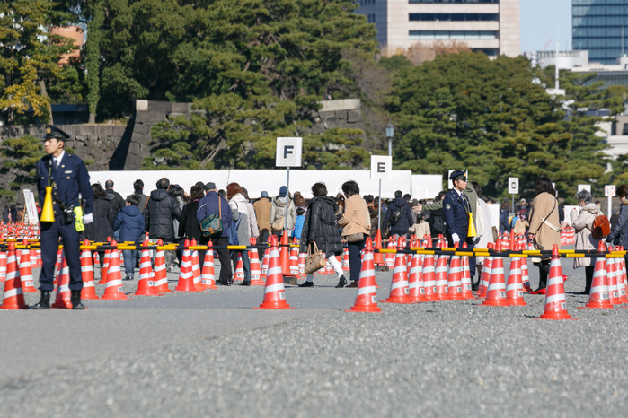 People enjoy the autumn foliage season at the Imperial Palace Visitors line up to visit Inui Street at the Imperial Palace on December 9, 2017, Tokyo, Japan. The Imperial Palace opens its doors to the public twice a year during cherry blossom and autumn foliage season. According to The Imperial Household Agency, around 21,000 people visited the 750 meter road from Sakashita Gate to Inui Gate during its first day of opening on December 2nd. Inui Street remains open to the public until December 10.  Photo by Rodrigo Reyes Marin AFLO 