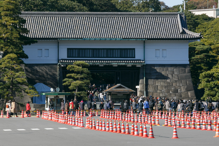 People enjoy the autumn foliage season at the Imperial Palace Visitors line up to visit Inui Street at the Imperial Palace on December 9, 2017, Tokyo, Japan. The Imperial Palace opens its doors to the public twice a year during cherry blossom and autumn foliage season. According to The Imperial Household Agency, around 21,000 people visited the 750 meter road from Sakashita Gate to Inui Gate during its first day of opening on December 2nd. Inui Street remains open to the public until December 10.  Photo by Rodrigo Reyes Marin AFLO 