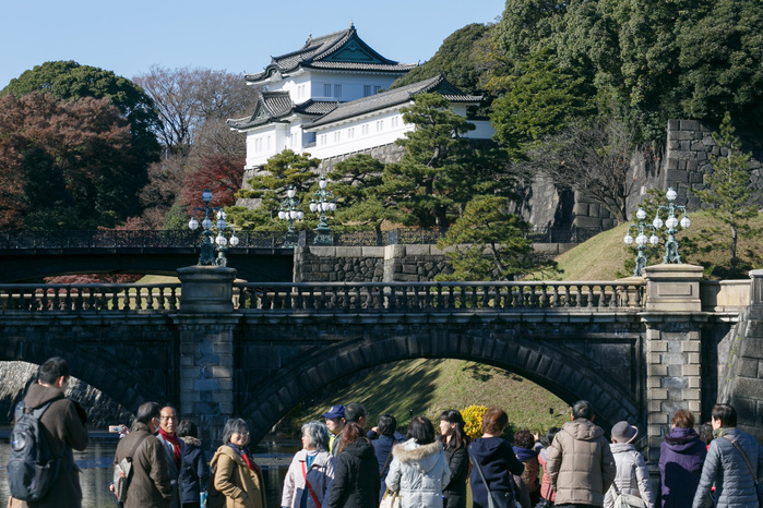 People enjoy the autumn foliage season at the Imperial Palace Visitors look at the Seimon Tetsubashi  Main Gate Bridge  of Imperial Palace on December 9, 2017, Tokyo, Japan. The Imperial Palace opens its doors to the public twice a year during cherry blossom and autumn foliage season. According to The Imperial Household Agency, around 21,000 people visited the 750 meter road from Sakashita Gate to Inui Gate during its first day of opening on December 2nd. Inui Street remains open to the public until December 10.  Photo by Rodrigo Reyes Marin AFLO 