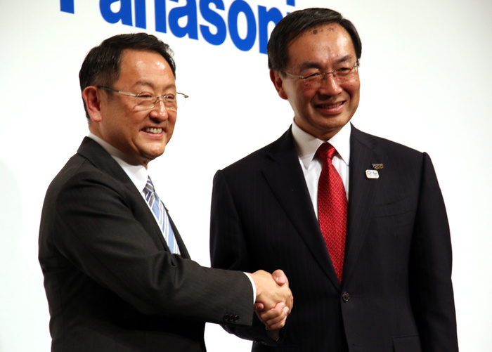 Toyota and Panasonic Partner on EV Batteries December 13, 2017, Tokyo, Japan   Japanese automobile giant Toyota Motor president Akio Toyoda  L  shakes hands with Japanese electronics gaint Panasonic president Kazuhiro Tsuga as they announce that the two companies agreed to study the feasibility of a joint automotive prismatic battery business in Tokyo on Wednesday, December 13, 2017.    Photo by Yoshio Tsunoda AFLO  LWX  ytd  