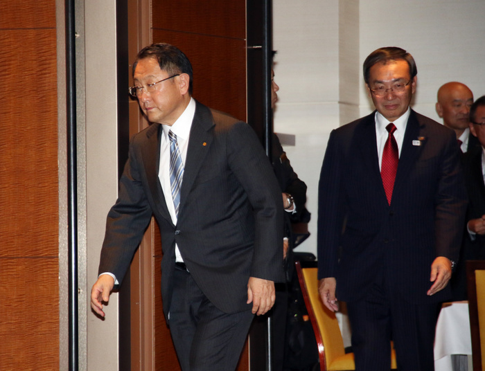 Toyota and Panasonic Partner on EV Batteries December 13, 2017, Tokyo, Japan   Japanese automobile giant Toyota Motor president Akio Toyoda  L  and Japanese electronics gaint Panasonic president Kazuhiro Tsuga arrive at a press conference as they announce that the two companies agreed to study the feasibility of a joint automotive prismatic battery business in Tokyo on Wednesday, December 13, 2017.    Photo by Yoshio Tsunoda AFLO  LWX  ytd  