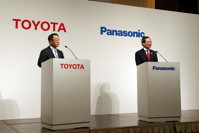 Toyota and Panasonic Partner on EV Batteries December 13, 2017, Tokyo, Japan   Japanese automobile giant Toyota Motor president Akio Toyoda  L  and Japanese electronics gaint Panasonic president Kazuhiro Tsuga announce that the two companies agreed to study the feasibility of a joint automotive prismatic battery business in Tokyo on Wednesday, December 13, 2017.    Photo by Yoshio Tsunoda AFLO  LWX  ytd  