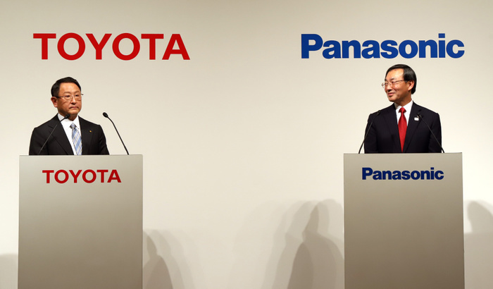 Toyota and Panasonic Partner on EV Batteries December 13, 2017, Tokyo, Japan   Japanese automobile giant Toyota Motor president Akio Toyoda  L  and Japanese electronics gaint Panasonic president Kazuhiro Tsuga announce that the two companies agreed to study the feasibility of a joint automotive prismatic battery business in Tokyo on Wednesday, December 13, 2017.    Photo by Yoshio Tsunoda AFLO  LWX  ytd  