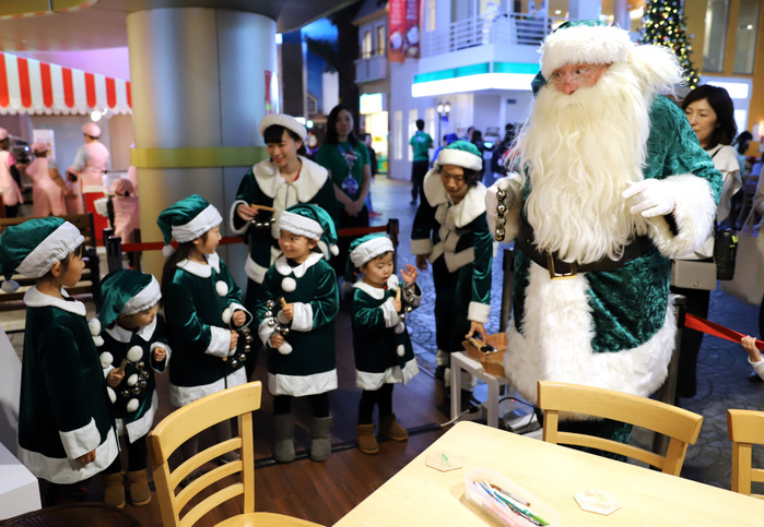 Green Santa Claus is here, calling for the importance of greenery. December 19, 2017, Tokyo, Japan   Little Santa Claus  trainees  wear green suits as they learn how to work for an ecological friendly Green Santa Claus  R  at the Kidzania career theme park in Tokyo on Tuesday, December 19, 2017. Green Santa Claus from Denmark is now in Japan as a ecology goodwill ambassador.     Photo by Yoshio Tsunoda AFLO  LWX  ytd 