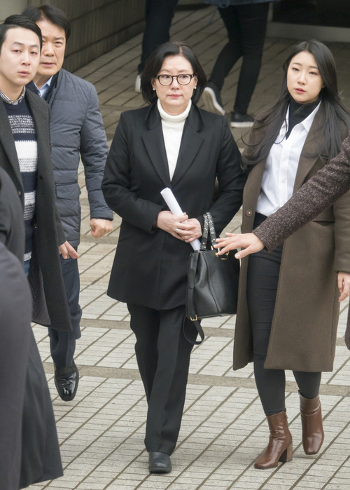 Seo Mi Kyung, mistress of Lotte group founder Shin Kyuk ho, leaves the Seoul Central District Court after attending a final trial in Seoul Seo Mi Kyung, Dec 22, 2017 : Seo Mi Kyung  C , mistress of Lotte group founder Shin Kyuk ho, leaves the Seoul Central District Court after attending a final trial in Seoul, South Korea. The Shin family were indicted last year on a string of charges including embezzlement and breach of trust. Seo Mi Kyung received a suspended sentence, local media reported.  Photo by Lee Jae Won AFLO   SOUTH KOREA 
