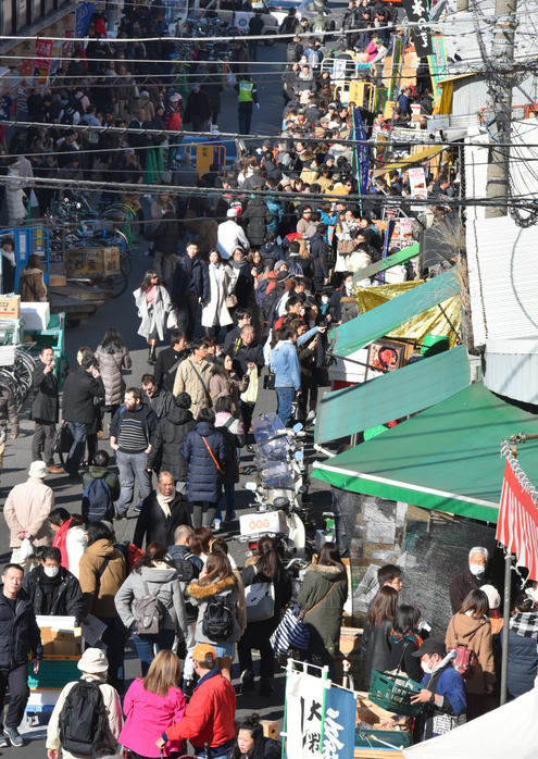 Shoppers overflowing at the market outside the market for the last time before the relocation of Tsukiji. December 28, 2017, Tokyo, Japan   Bargain hunters and tourists descend on the Tsukiji Outer Market in Tokyo in year end shopping for feasts in the coming This will be the last year end shopping at and outside the world s largest fish market, which will be  Photo by Natsuki Sakai AFLO  AYF  mis 