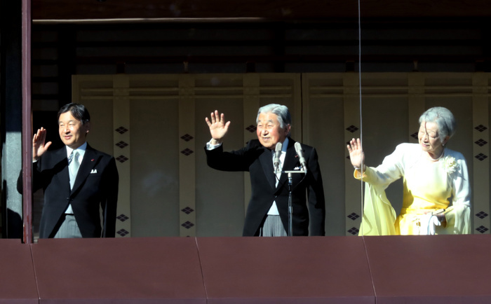 2018 General New Year s visit to the Imperial Palace, His Majesty wishes the people peace and tranquility. January 2, 2018, Tokyo, Japan   Japanese Emperor Akihito  C , accompanied by Empress Michiko  R  and Crown Prince Naruhito  L  waves to wellwishers gathered for New Year s greetings at the Imperial Palace in Tokyo on Tuesday, January 2, 2018. Some 126,000 people visited the Imperial Palace on the day to congratulate the Imperial family for the New Year.  Photo by Yoshio Tsunoda AFLO  LWX  ytd 