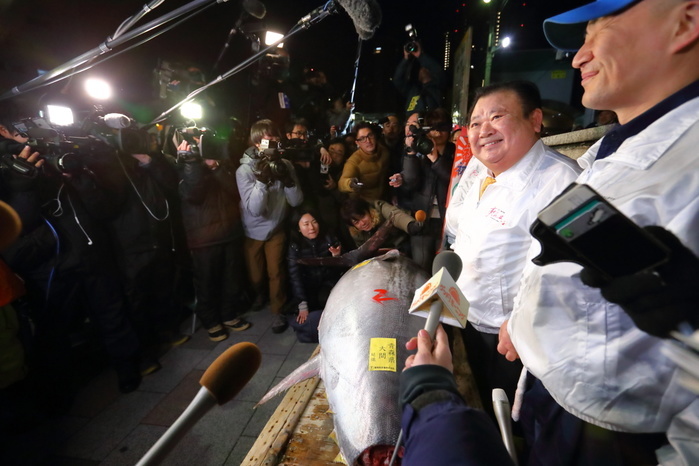 Tsukiji market holds final New Year auction Kiyomura Co s President Kiyoshi Kimura, who runs a chain of sushi restaurants Sushi Zanmai, displays a 190 kg bluefin tuna priced 30.4 million yen at his main restaurant near Tsukiji wholesale food market on January 5, 2018 in Tokyo, Japan. Tokyo s world famous Tsukiji fish market on Friday held its final New Year auction before its relocation to Toyosu waterfront district in October.  Photo by Naoki Nishimura AFLO 