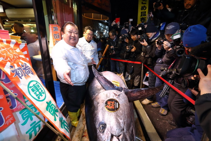 Tsukiji market holds final New Year auction Kiyomura Co s President Kiyoshi Kimura, who runs a chain of sushi restaurants Sushi Zanmai, displays a 190 kg bluefin tuna priced 30.4 million yen at his main restaurant near Tsukiji wholesale food market on January 5, 2018 in Tokyo, Japan. Tokyo s world famous Tsukiji fish market on Friday held its final New Year auction before its relocation to Toyosu waterfront district in October.  Photo by Naoki Nishimura AFLO 