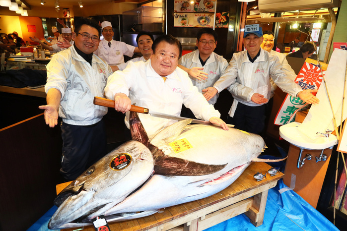 The last first auction at the Tsukiji market, scheduled to be moved to Toyosu in October. Tsukiji Market  First Auction  related Kiyoshi Kimura  center , president of Tsukiji Kiyomura, which operates the sushi chain Sushi Zammai, poses in front of the bluefin tuna he won in the first auction on January 5, 2018 photo date 20180105 photo location Tsukiji, Sushi Zammai main store