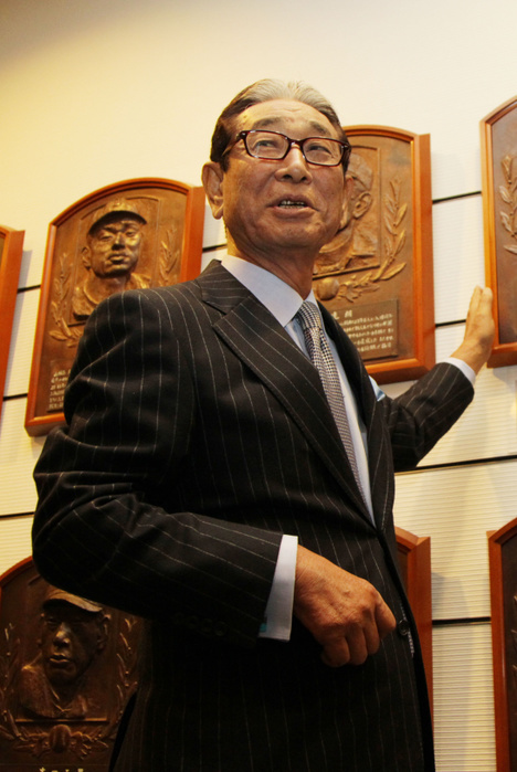 2017 Baseball Hall of Fame Senichi Hoshino, announced as a member of the Baseball Hall of Fame, puts his hand on the plaque of Yoshiro Shimaoka.