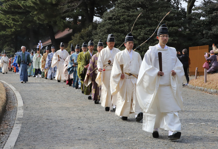 2018 Coming of Age Day: Momote Ceremony at Meiji Jingu Shrine January 8, 2018, Tokyo, Japan   Shinto priests and archers of Ogasawara ryu march for ancient rites of Japanese archery Momote shiki at the Meiji shrine in Tokyo on the Coming of Age Day on Monday, January 8, 2018. Shinto priest purified archers before starting the ancient rites of archery.  Photo by Yoshio Tsunoda AFLO  LWX  ytd 
