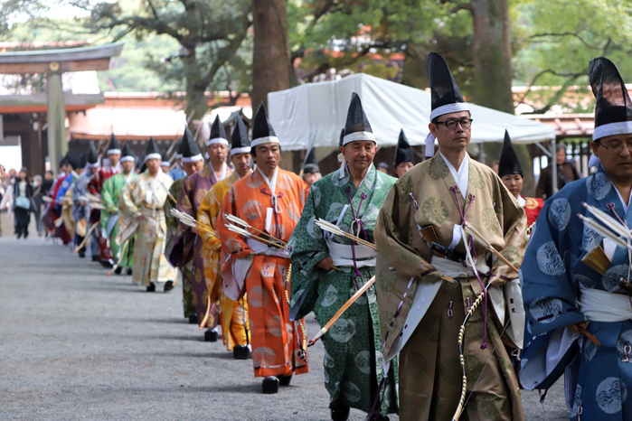 2018 Coming of Age Day: Momote Ceremony at Meiji Jingu Shrine January 8, 2018, Tokyo, Japan   Archers of Ogasawara ryu march for ancient rites of Japanese archery Momote shiki at the Meiji shrine in Tokyo on the Coming of Age Day on Monday, January 8, 2018. Shinto priest purified archers before starting the ancient rites of archery.  Photo by Yoshio Tsunoda AFLO  LWX  ytd 