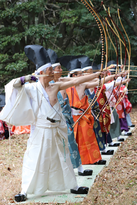 2018 Coming of Age Day: Momote Ceremony at Meiji Jingu Shrine January 8, 2018, Tokyo, Japan   Archers of Ogasawara ryu shoot arrows during ancient rites of Japanese archery Momote shiki at the Meiji shrine in Tokyo on the Coming of Age Day on Monday, January 8, 2018. Shinto priest purified archers before starting the ancient rites of archery.  Photo by Yoshio Tsunoda AFLO  LWX  ytd 